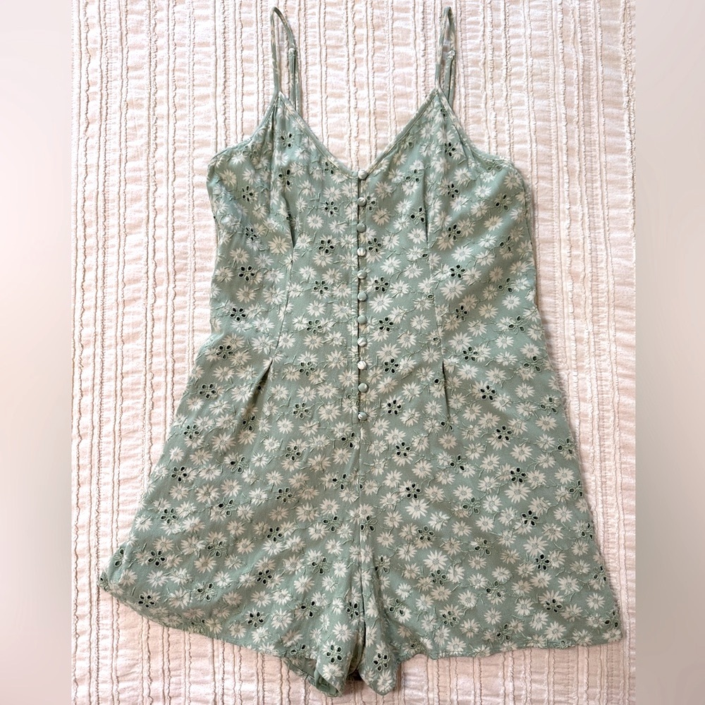 American Eagle Daisies Sage Green & white Romper Size Small
